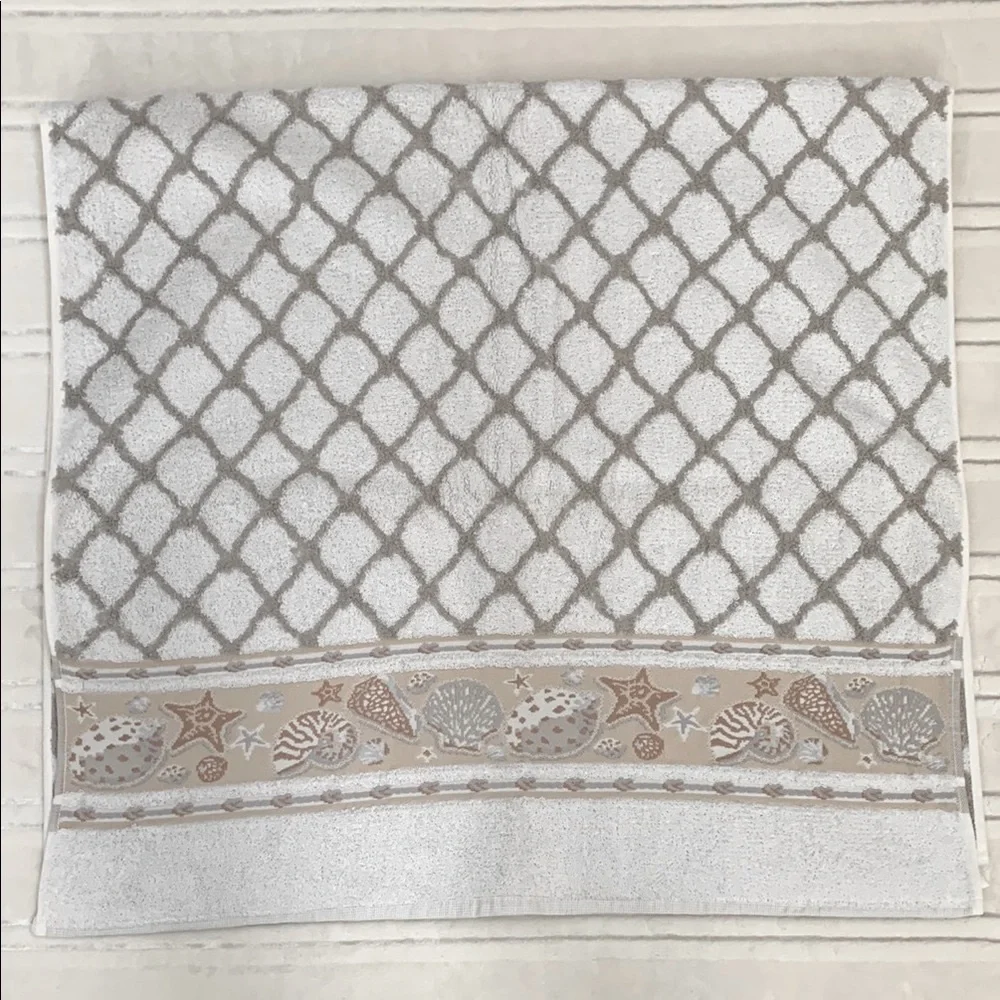 Seashore Seashell Patterned Bath Towel Set of 2 White Cream and Tan